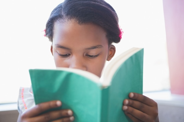 Schulmädchen Lesebuch in der Bibliothek