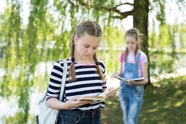 Schulmädchen lesen Bücher in der Natur