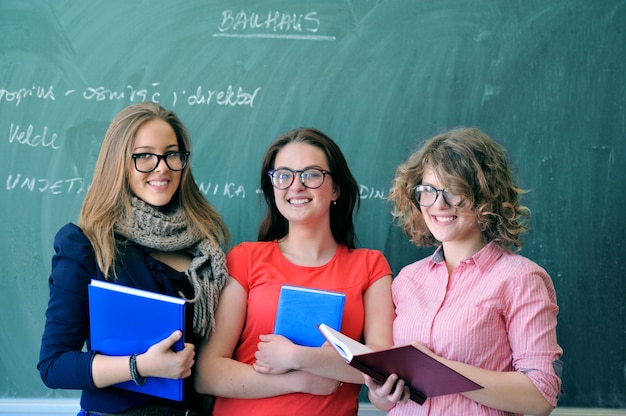 Schulmädchen mit Brille in der Klasse