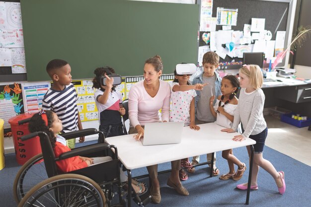 Foto schulmädchen nutzt virtual-reality-headset in der schule im klassenzimmer