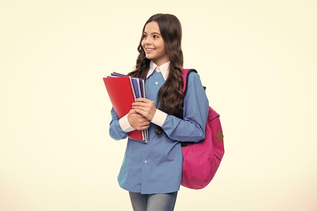 Schulmädchen Teenager Kind mit Buch und Kopierbuch Teenager Schülerin mit Rucksack isolierter Hintergrund Lern- und Wissensbildungskonzept