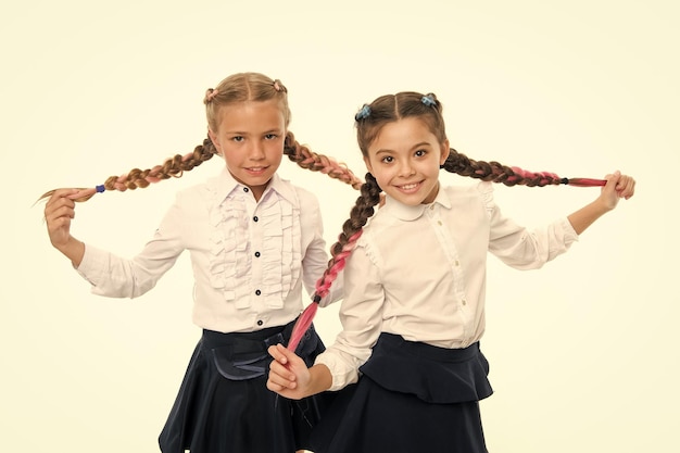 Schulmädchen tragen formelle Schuluniform Schwestern kleine Mädchen mit Zöpfen bereit für die Schule Schulmodekonzept Seien Sie hell Schulfreundschaft Schwesternschaftsbeziehung und Seelenverwandte Auf derselben Welle