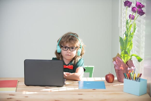 Schulschüler-Student-Kind, das online mit Laptop-Fernlernen online-Schülerporträt studiert