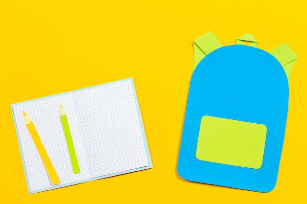 Schultasche Rucksack, Notizbücher und Bleistifte Papier geschnitten