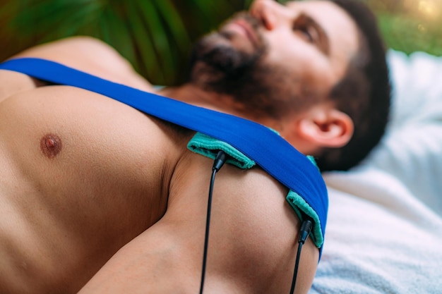 Schulter-Physiotherapie mit TENS-Elektroden-Klammern-Pads Transkutane elektrische Nervenstimulation