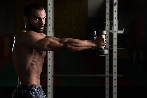 Schultern mit Hanteln trainieren in einem Fitnessstudio