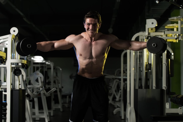 Schultern mit Hanteln trainieren in einem Fitnessstudio