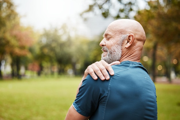 Schulterschmerzen und Fitnessverletzungen von Senioren beim Wellness-Übungstraining und Gesundheitstraining im Naturpark oder auf dem Land Schmerzentzündung und Körperspannung für Cardio-Training und Läufer