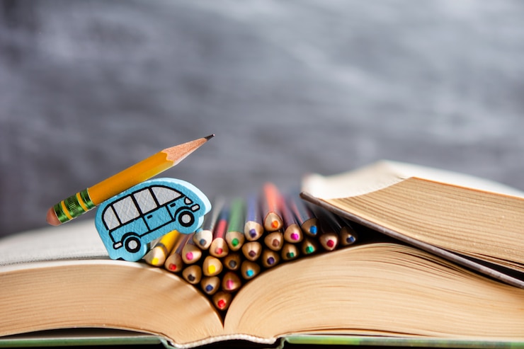 Foto schulung. kinderauto fährt ein buch mit einem bleistift