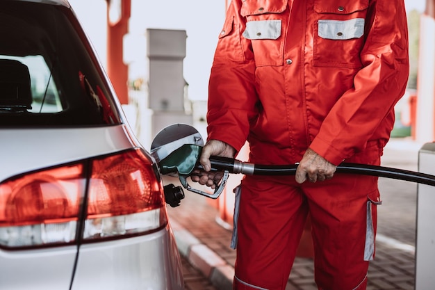 Schuss auf die Hände von Tankstellenarbeitern hautnah. Benzin- oder Dieselbetankung.