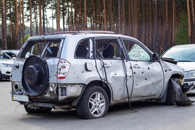 Schuss beschädigte Autos während des Krieges in der Ukraine Das Fahrzeug von Zivilisten mit den Händen betroffen