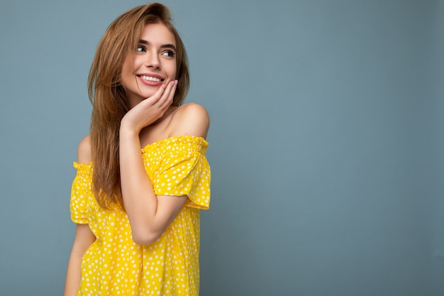 Schuss der attraktiven glücklichen lächelnden jungen Frau, die lässiges Outfit trägt