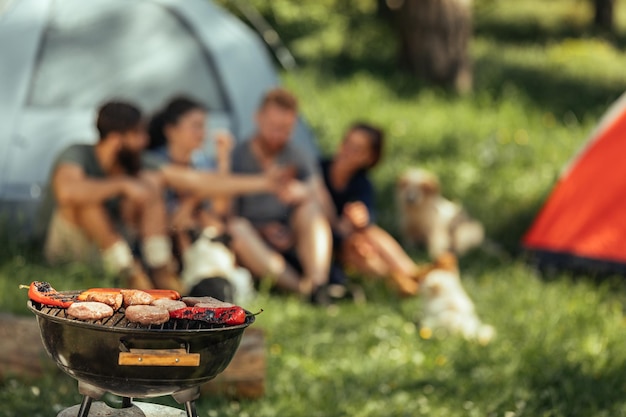 Schuß des Grillkochens auf dem Grill