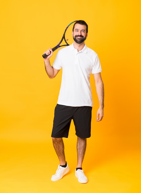 Schuss in voller Länge des Mannes über lokalisiertem gelbem spielendem Tennis