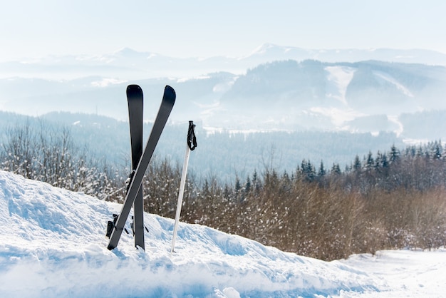 Schuss von Skiern im Schnee auf einem Berg