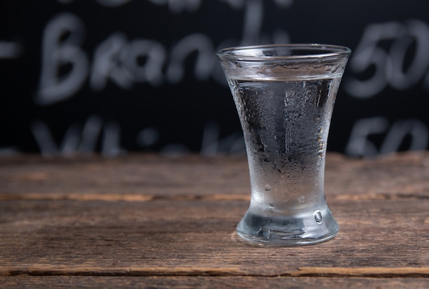 Schuss Wodka auf Bartheke auf einer Tafel