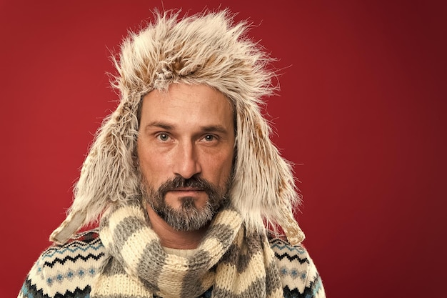 Foto schutz seines kopfes bei rauem winterwetter modeaccessoires schützen ihn vor winterkälte reifer mann im stil des kalten wetters bärtiger mann mit modehut mit kunstpelz modewintergarderobe