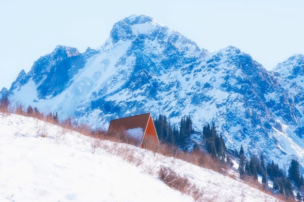 Schutz vor dem Hintergrund eines harten schneebedeckten Berges im Winter Nursultan Peak