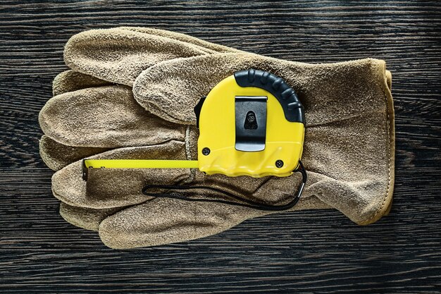 Schutzhandschuhe aus Tapeline-Leder auf Holzbrett