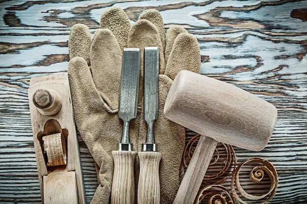 Foto schutzhandschuhe klumpenhammer flachmeißel hobelhobelspäne rasieren