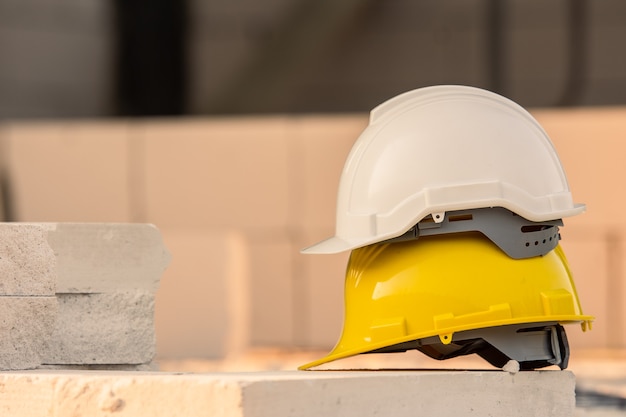 Schutzhelm vor Ort Bauhintergrund, Helmsicherheit, Tag der Arbeit