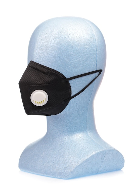 Schutzmaske mit Schaufensterpuppenkopf isoliert auf weißem Hintergrund