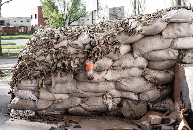 Schutzmauer aus Sackleinen in der Ukraine