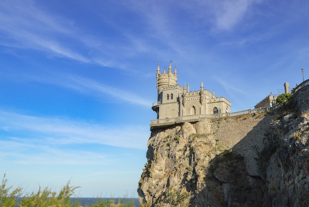 Schwalbennest Schloss auf einem Felsen im Schwarzen Meer, Krim, Russland. Malerisches Panorama mit der Attraktion der Krim.