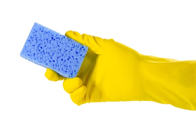 Schwamm zum Abwasch in einer weiblichen Hand Hand in einem gelben Handschuh isoliert auf weißem Hintergrund