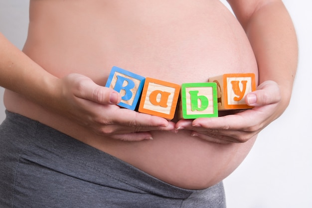 Schwangere, die Babywort hält