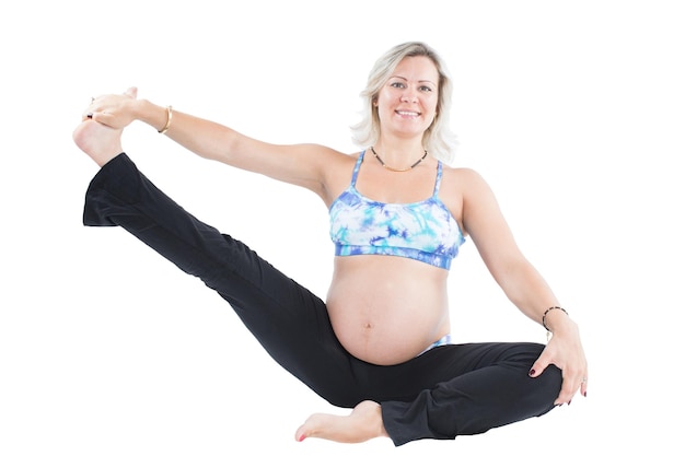 Schwangere Fitness-Frau macht Dehnung in Yoga-Pose