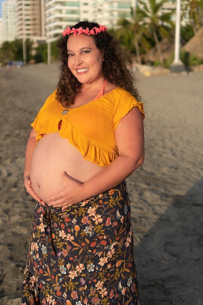 Schwangere Frau am Strand