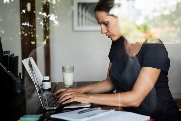 Schwangere Frau arbeitet