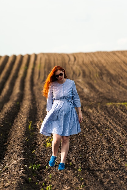 Schwangere Frau auf dem Feld