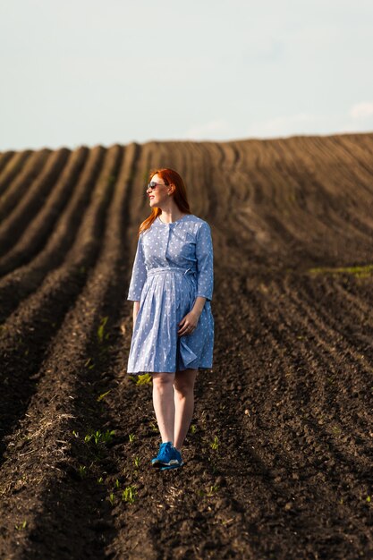 Schwangere Frau auf dem Feld