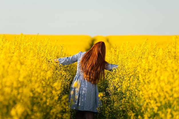 Schwangere Frau auf dem Feld