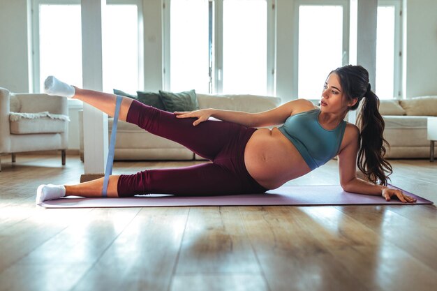 Schwangere Frau beim Yoga zu Hause