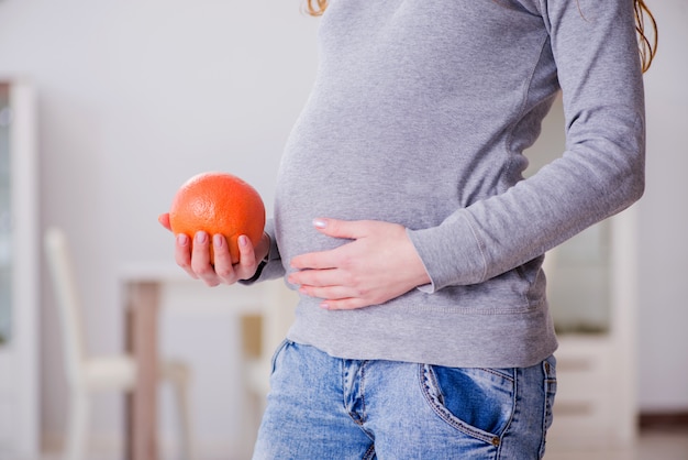 Schwangere Frau, die ihren Bauch berührt