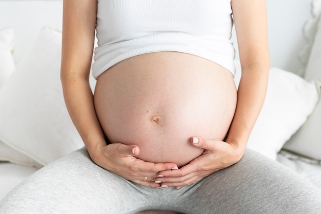 Foto schwangere frau, die ihren bauch hält