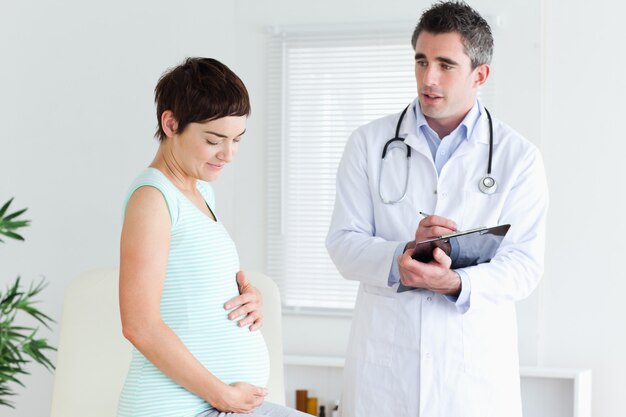 Schwangere Frau, die ihren Doktor besucht