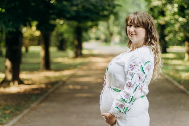 Schwangere Frau, die im Park aufwirft