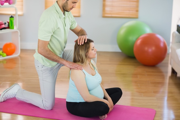 Schwangere Frau, die Massage für Hals und Schultern erhält