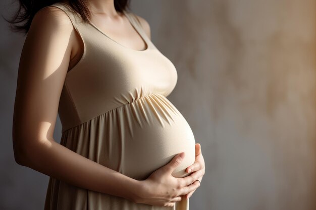 Foto schwangere frau, die schwangerschaftskleidung erwartet