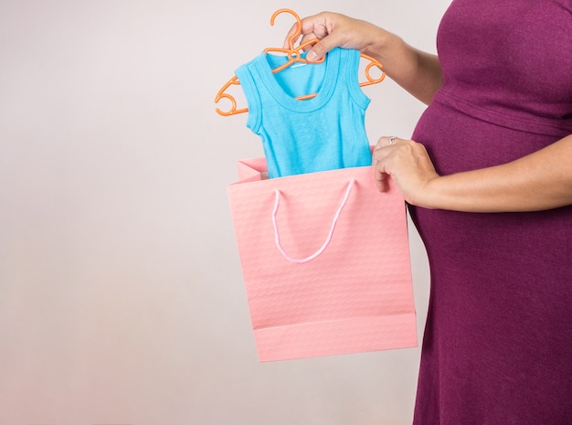 Schwangere Frau, die shoping Taschen im Superstore hält