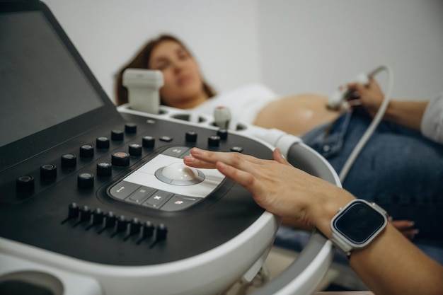 Schwangere Frau, die sich einer Ultraschalluntersuchung unterzieht