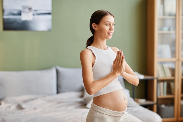 Schwangere Frau, die Yoga-Übungen macht