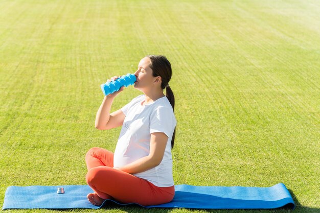 schwangere Frau führt verschiedene Yoga-Asanas durch