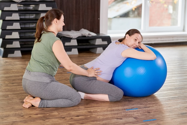 Schwangere Frau macht vorgeburtlichen Yoga