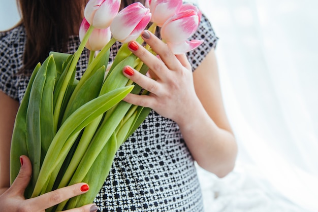 Schwangere Frau mit Blumen