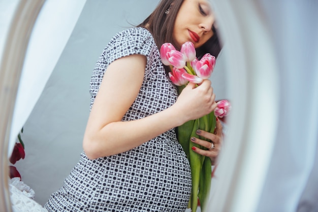 Schwangere Frau mit Blumen